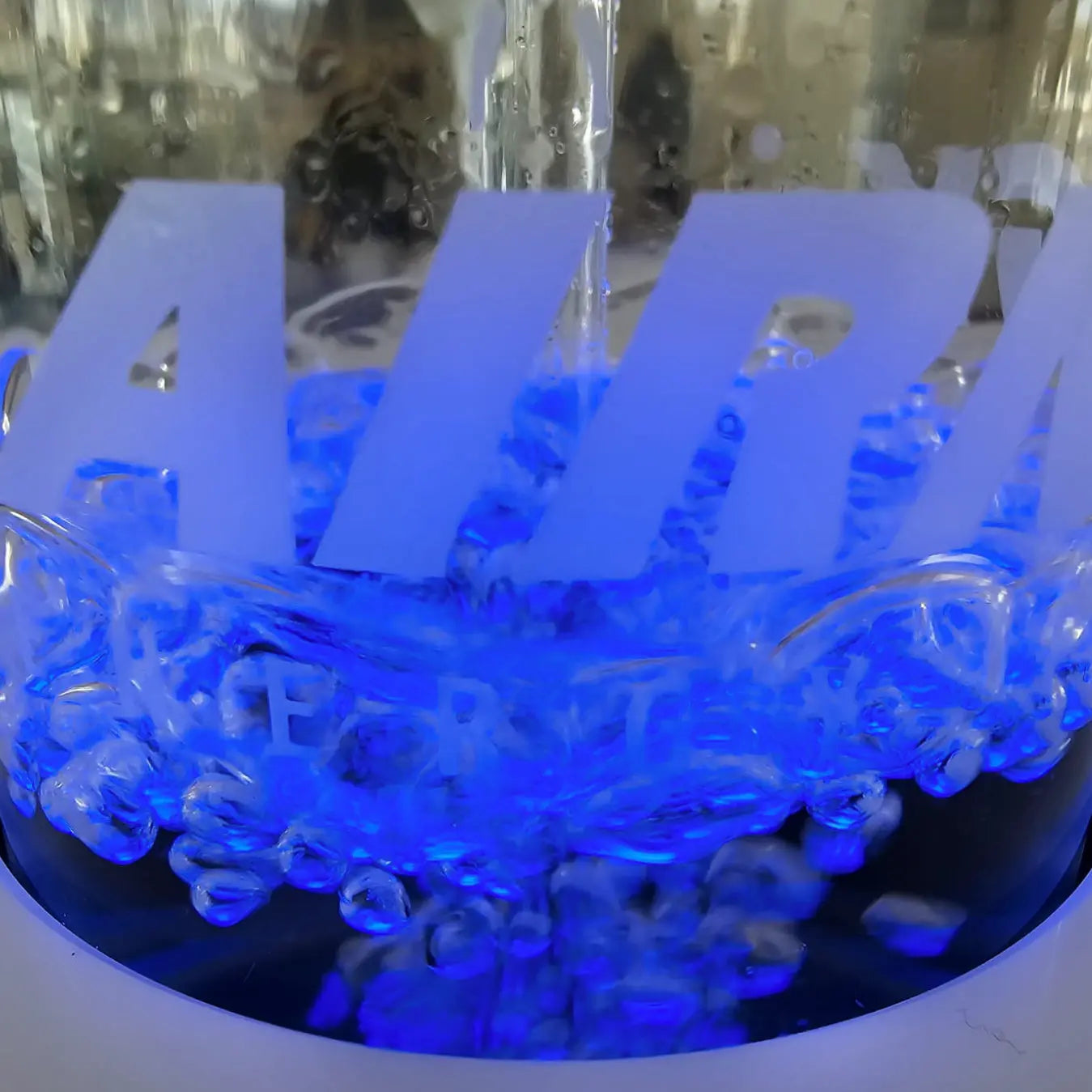 Ambientelicht in der Glasflasche des Airnergy Professional Plus compact Vitalisators - blau