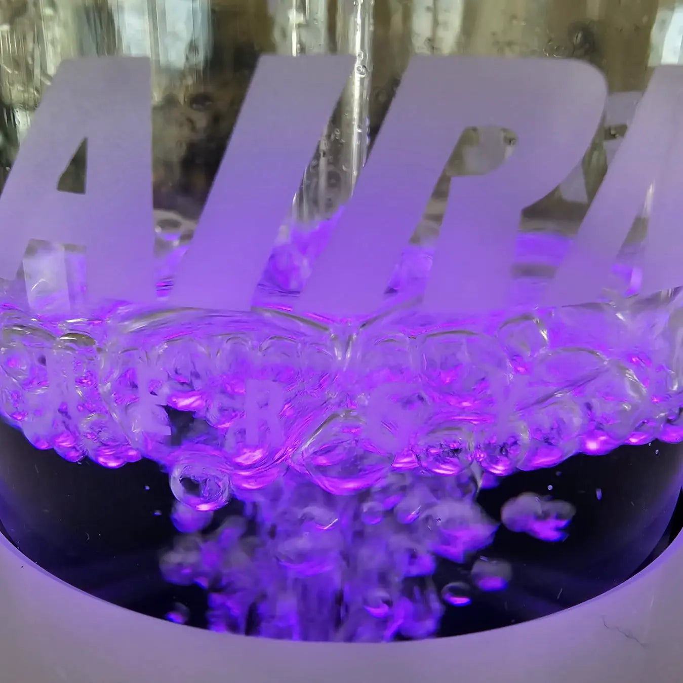 Ambientelicht in der Glasflasche des Airnergy Professional Plus compact Vitalisators - lila