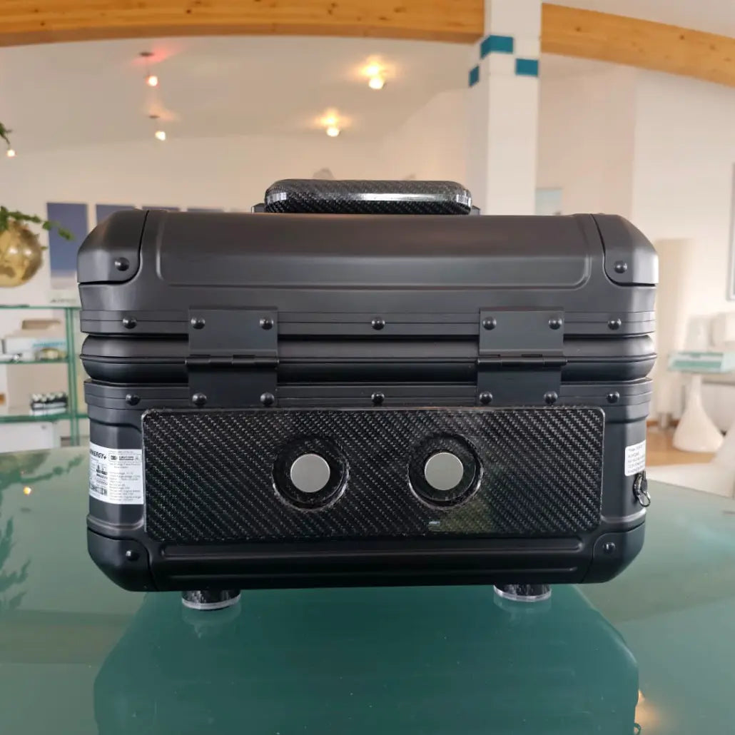 Rückansicht des Airnergy Travel Plus V2 Vitalisators in schwarz