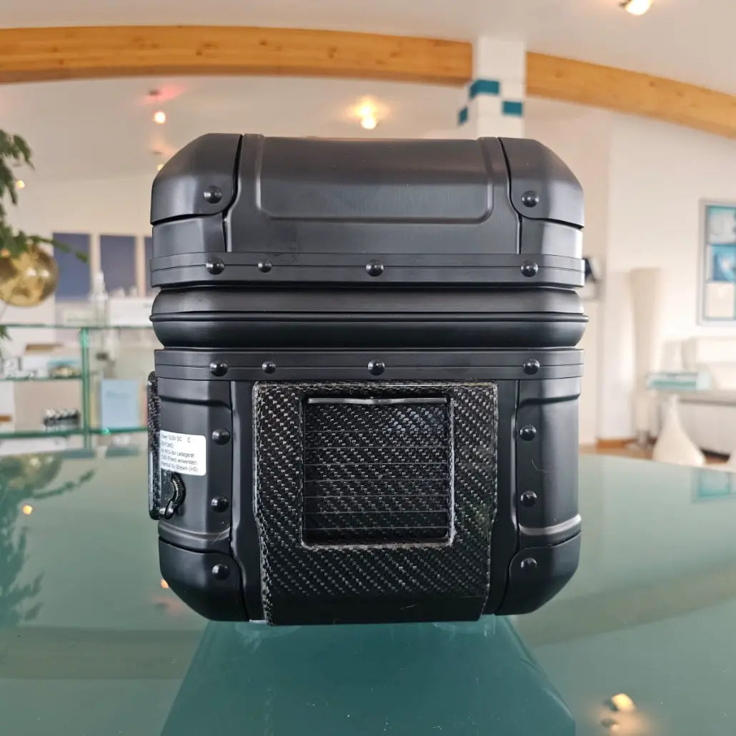 Airnergy Travel Plus V2 in schwarz - Seitenansicht