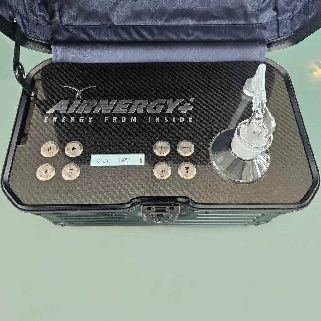 Innenansicht und Bedienungsoberfläche des Airnergy Travel Plus V2 in schwarz